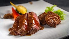 繊細な火入れが生む柔らかな食感。特製ソースで仕上げた逸品。