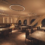 【テーブル席・2～40名様】
大きな丸窓でどこのお席からも景色をお楽しみいただけます