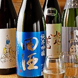 日本酒は季節替わりやレアものといった店主のこだわりが揃います