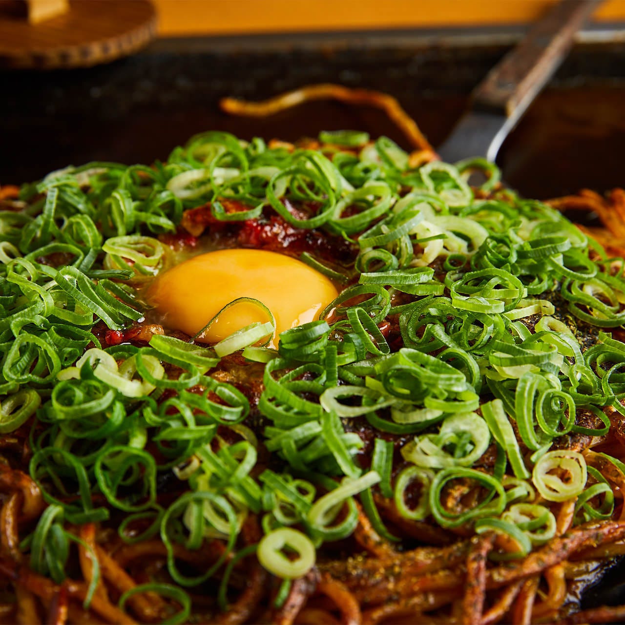 ねぎがこんもりのったべたそば