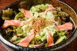 サーモンとアボカドのサラダ～自家製すりおろし野菜ドレ～　780円