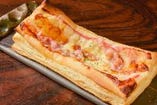 自家製パイ生地ベーコン＆チーズのさっくさくピザ　580円