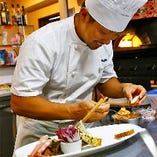 当店の料理は、ピッツァ・イタリアンメニューをはじめ、美味しい創作料理を、腕利きの料理人がご提供いたします