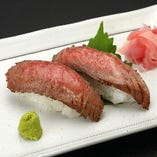 【岡村牛の牛寿司】
甘味と旨味が特徴。山葵とご一緒にどうぞ