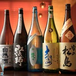 日本酒は、レギュラーメニューの他に店主自ら厳選した6本を常時ご用意しています。一升瓶で1本ずつ仕入れ、無くなり次第入れ替えるという、季節や希少性を大切にした物ばかりです。知名度や酒蔵の大小に捉われず旨いと感じた日本酒を選んでいます。