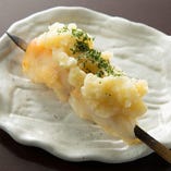 その日の美味しい白身魚に、マッシュポテト状のフワフワ男爵芋をあしらった逸品『白身魚の男爵串』。魚も芋も柔らかく、口の中で溶けてしまうような優しい味わいです。