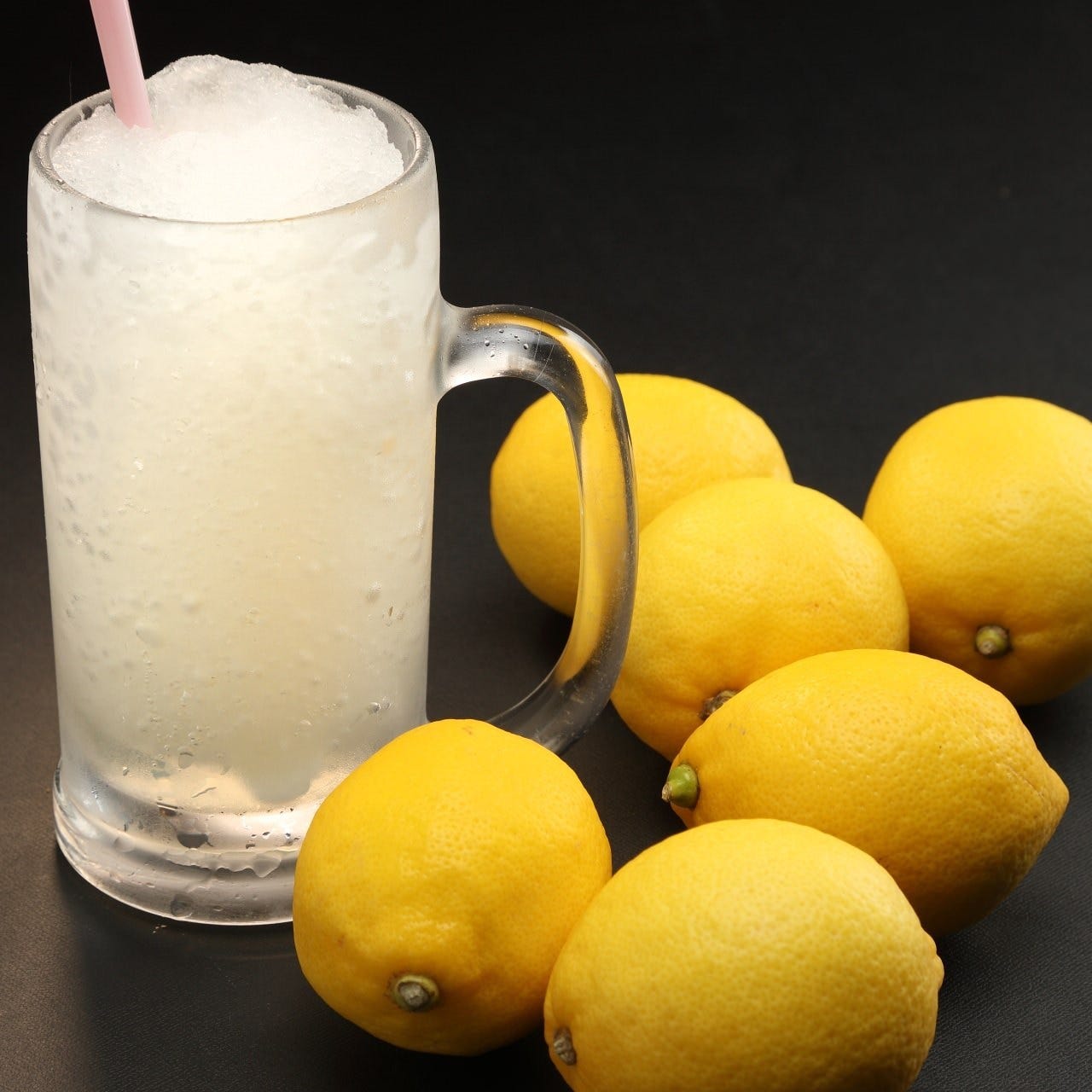 シャリシャリ食感が楽しいシャーベット仕立てのレモンサワー