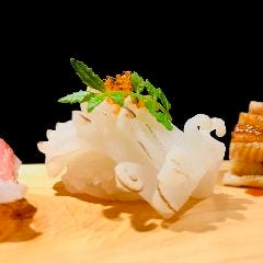 厳選仕入れの旬魚はお刺身やアテなどご要望に応じて調理可能