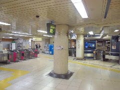 淡路町駅の改札と小川町駅の改札の交わる改札で降りていただきます。A5の出口方面です