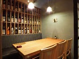 日本酒ディスプレイの壁面の5名様から６名様までご利用可能な個室
　【詩織しおり】
