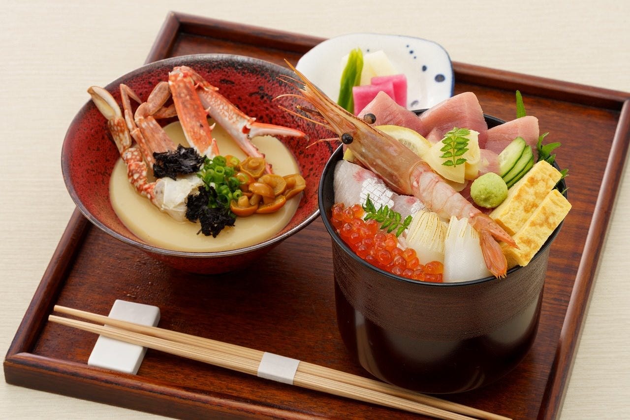 お盆にのった海鮮丼とカニの味噌汁と漬物
