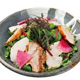 鳥元サラダ　７８０円（税抜）　自慢の鶏肉と産直野菜のサラダです。迷ったらコレ！