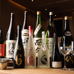 日本酒を「原価」で提供。少量で楽しめて300円台から飲めます。