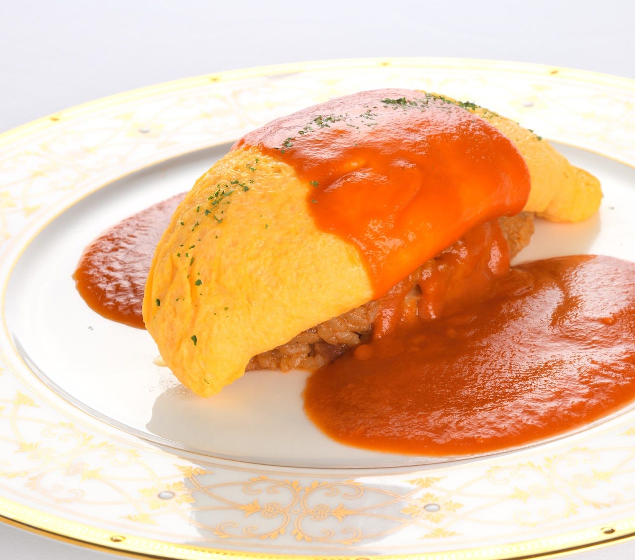 たっぷりのケチャップソースがかかったこだわり卵のオムライス