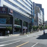 ＪＲ市ヶ谷駅を右手に出る『新坂』という日テレ通りに繋がる坂道があります。登っていくと徒歩１分のところに当店があります。