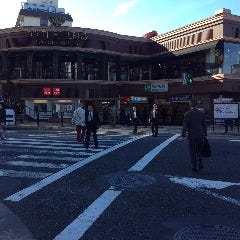 JR市ヶ谷駅前の信号を渡ります。