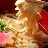 京の味覚を楽しむ「嵐山うどん（湯葉うどん）」京都を代表する食材である湯葉を用いた当店随一の名物です