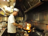 料理長は四川出身で厨房で腕を振る姿
