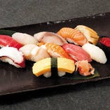当店自慢の握り寿司12種。職人が握る鮮やかな握り寿司をご用意
