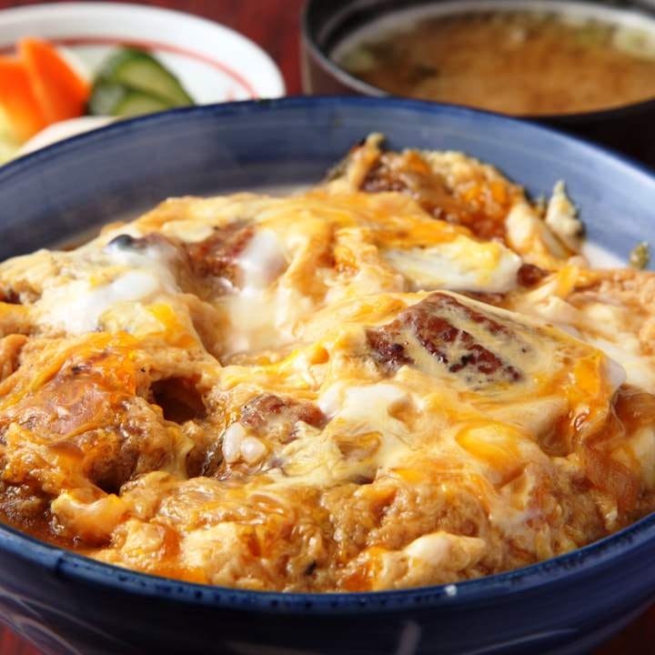 うなぎ蒲焼きを半熟卵でとじた丼とみそ汁、お漬もの付きのセット