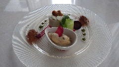 バナナのムース　ラムレーズンのアイスクリーム添え