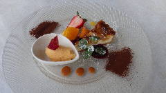 クルミとクリームチーズのタルト　柿のソルベ添え