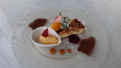 クルミとクリームチーズのタルト　柿のソルベ添え