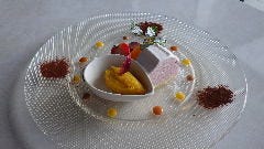 苺のムース　マンゴーのソルベ添え