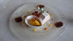 苺のムース　マンゴーのソルベ添え