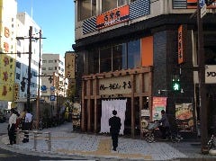 牛丼の吉野家さんがある方向に横断歩道を渡ります。松屋さんや、日高屋さんを通り過ぎます。