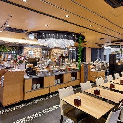 広々とした開放的な空間でのディナービュッフェは格別！
