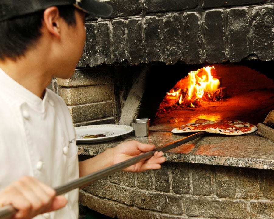 イタリア製薪窯で焼くローマ風
400度の熱でパリパリに♪