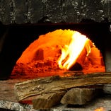 [イタリア製薪窯]
香ばしい香りとサクッとした焼き上がりは神業