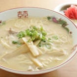 博多とんこつラーメン
528円