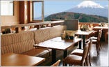 富士山と富士川のロケーションもごちそうのひとつです