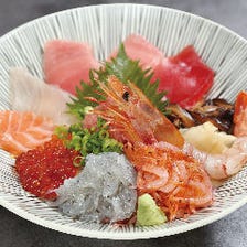 地元の魚介類を使った和食が人気です