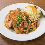 タイ風太麺焼きそば