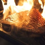 赤身肉の旨みを凝縮するビステッカーロの絶妙な焼き技！
