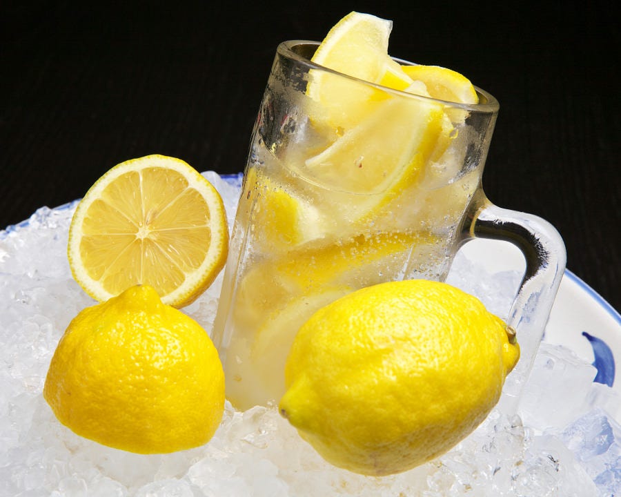 凍ったレモンが氷代わりの最強レモンチューハイ。当店オリジナル