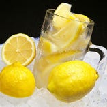 凍ったレモンが氷代わりの最強レモンチューハイ。当店オリジナル