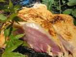 鹿児島産の地鶏。鹿児島、宮崎では新鮮な地鶏はお刺身で食べます。芋焼酎に合いますよ