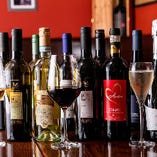 店主自ら厳選したイタリアワインは全40種以上！飲み比べも可能です