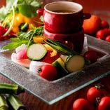 自家製バーニャカウダーソースはイタリア人絶賛の逸品「10種野菜のバーニャカウダ」