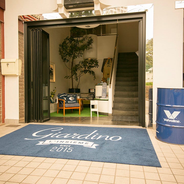 白を基調とした開放的な店舗入り口