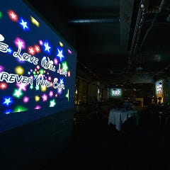 大画面スクリーンなど設備充実。宴会時はすべて無料でご利用OK！