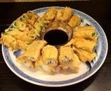 【うちなー天ぷら盛り合わせ】
衣が厚くてもサクサク。
うちなーんちゅはウスターソースで食べてます！
お試しあれ