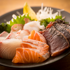 中央卸市場から毎朝仕入れる 新鮮な魚介類が自慢♪