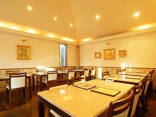 シンプルで洗練されたインテリアのレストラン アンド カフェ フォー ハーツの店内