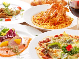 渡り蟹のトマトクリームスパゲティやベーコンと茸のピザが並んでいる様子