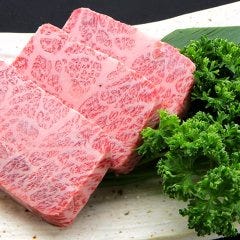 【肉の王様】厚切り特上サーロイン。お口の中で甘い肉汁が広がる